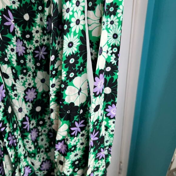 ALEXIA ADMOR
Lilia Ruffle Sleeve Dress midi length large slit on side open back - Picture 10 of 16